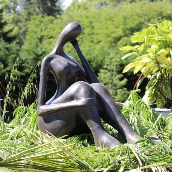 Statue de jardin yoga position semi allongée en pierre reconstituée noir antique 60 cm