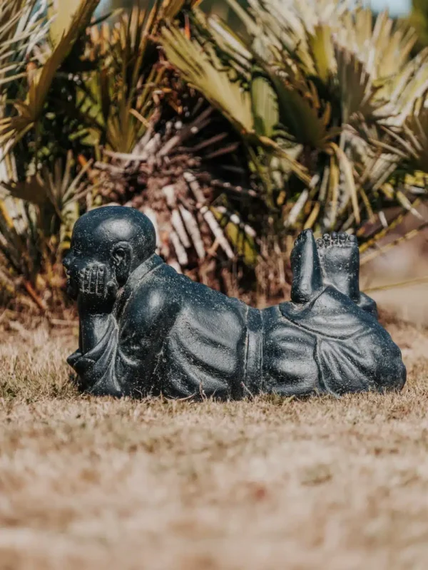 Statue de jardin moine Shaolin couché noir antique 63cm