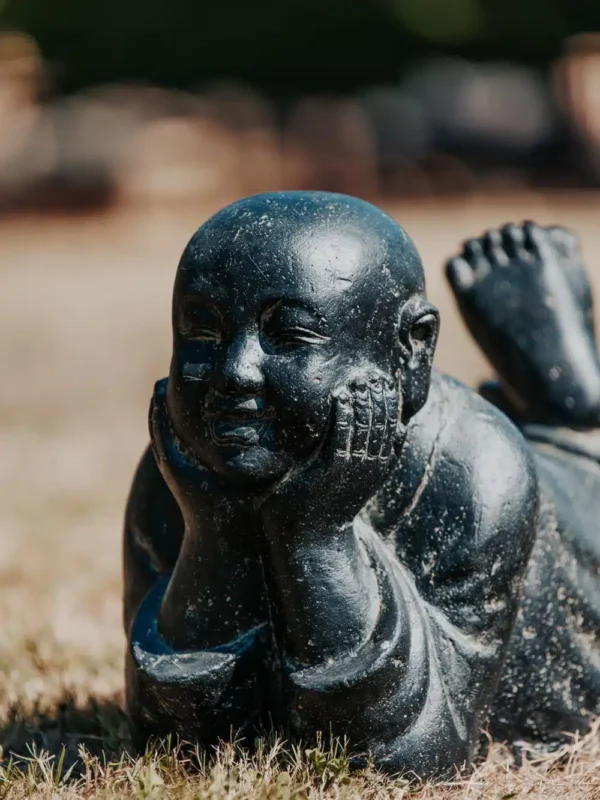 Statue de jardin moine Shaolin couché noir antique 63cm – Image 2