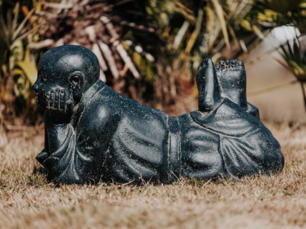Statue de jardin moine Shaolin couché noir antique 63cm – Image 3