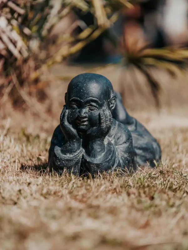 Statue de jardin moine Shaolin allongé noir antique 40cm – Image 3
