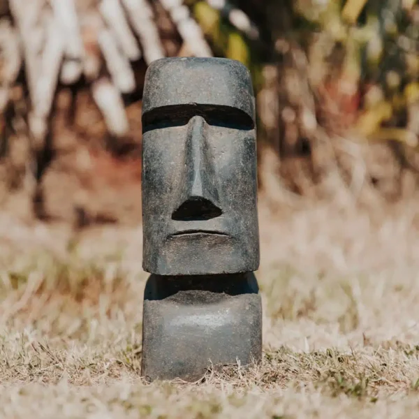 Statue Moaï de jardin en pierre volcanique noire antique, 30 cm – Image 2