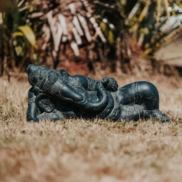 Statue de jardin ganesh allongée extérieur noir 52cm