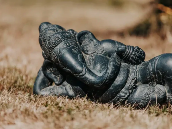 Statue de jardin ganesh allongée extérieur noir 52cm – Image 3
