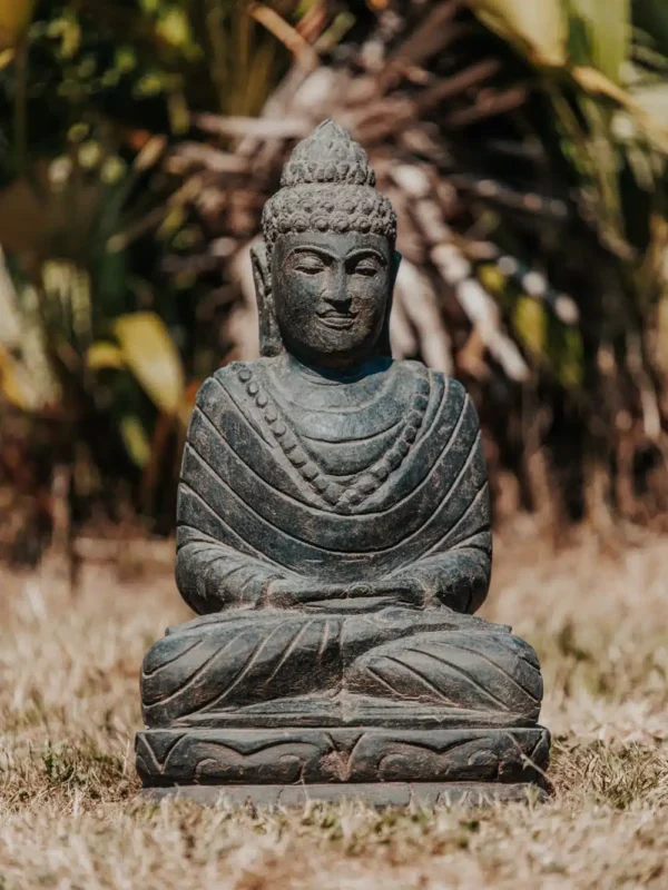 Statue Bouddha Assis Méditation Collier Mala Jardin Extérieur en Pierre Volcanique Naturelle Noir Antique 50cm – Image 2