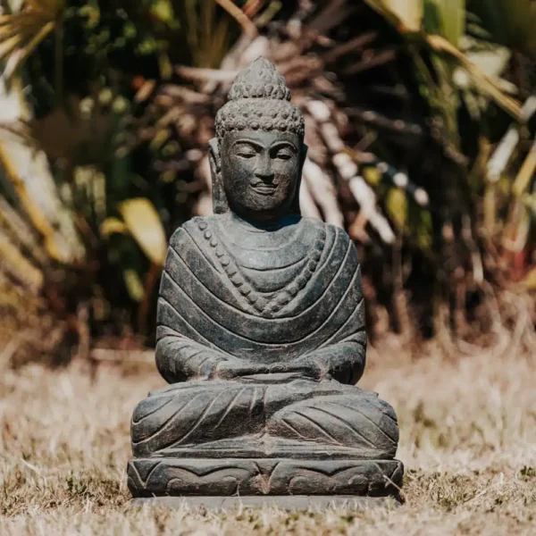 Statue Bouddha Assis Méditation Collier Mala Jardin Extérieur en Pierre Volcanique Naturelle Noir Antique 50cm
