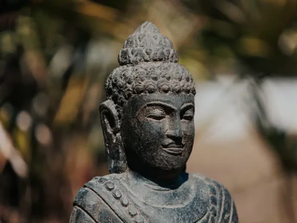 Statue Bouddha Assis Méditation Collier Mala Jardin Extérieur en Pierre Volcanique Naturelle Noir Antique 50cm – Image 3