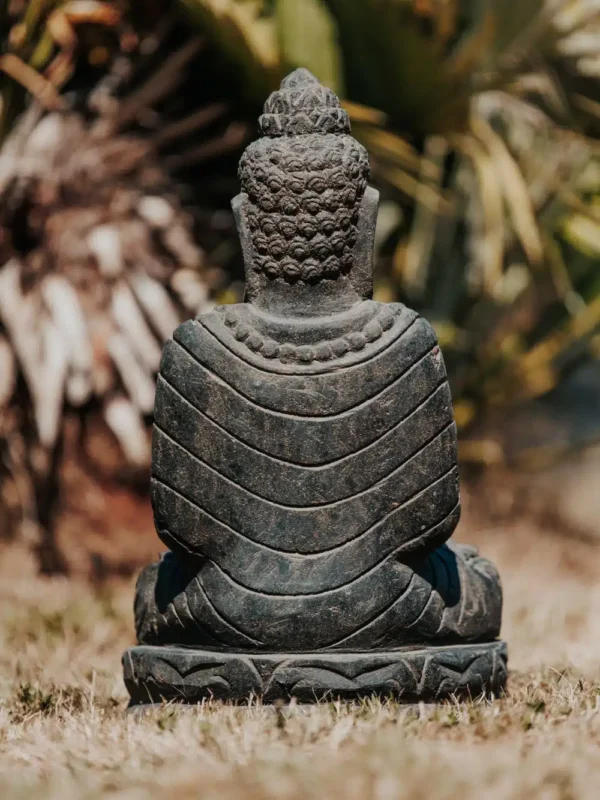 Statue Bouddha Assis Méditation Collier Mala Jardin Extérieur en Pierre Volcanique Naturelle Noir Antique 50cm – Image 4