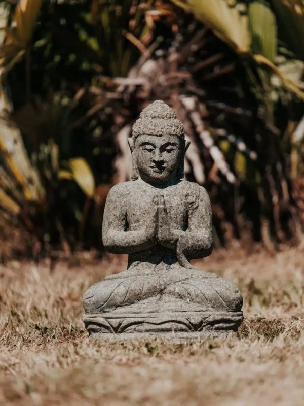 Statue de jardin bouddha assis namaste extérieur en pierre volcanique 45cm – Image 2