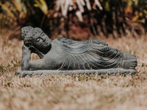 Statue Bouddha jardin couché en pierre naturelle noir longueur 50 cm – Image 3