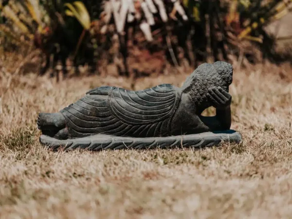 Statue Bouddha jardin couché en pierre naturelle noir longueur 50 cm – Image 4