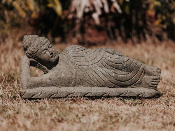 Statue Bouddha allongé couché jardin extérieur en pierre volcanique longueur 50cm – Image 3