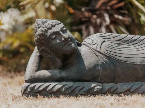 Statue Bouddha couché jardin extérieur en pierre naturelle noir antique 120cm – Image 2