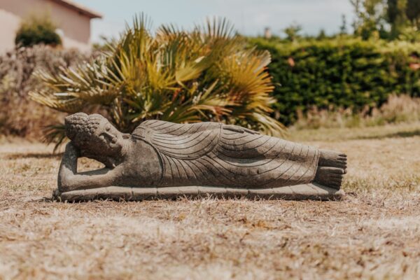 Statue bouddha couché jardin extérieur en pierre volcanique – 120 cm – Image 5