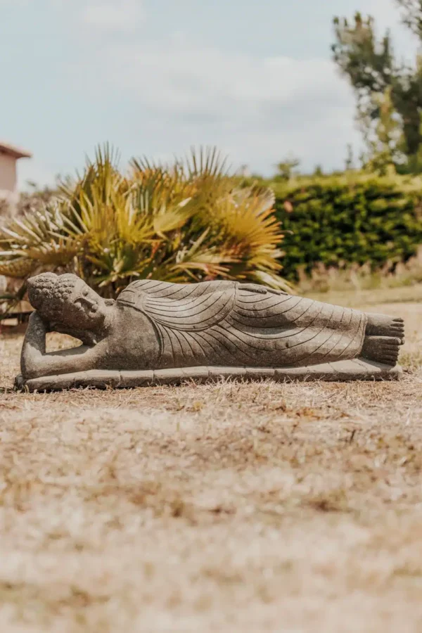 Statue bouddha couché jardin extérieur en pierre volcanique – 120 cm – Image 2