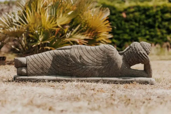 Statue bouddha couché jardin extérieur en pierre volcanique – 120 cm – Image 4