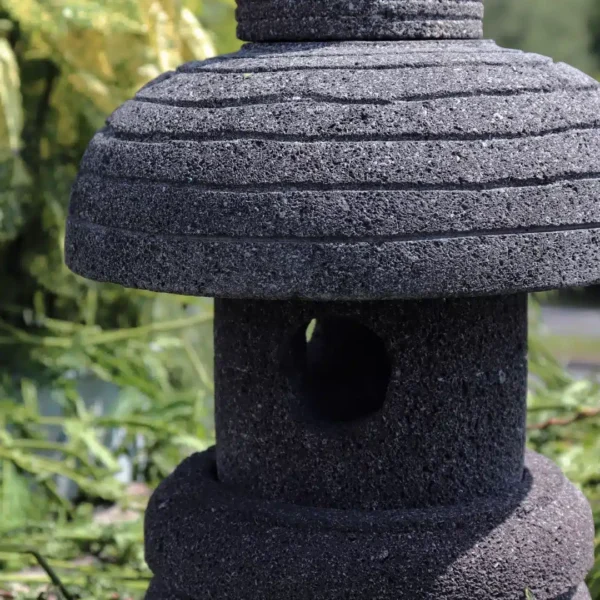 Lanterne japonaise statue de jardin en pierre de lave 50cm – Nara – Image 3
