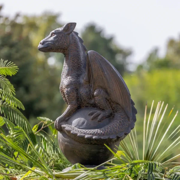 Statue de dragon sur une sphère en pierre reconstituée noir antique 85cm