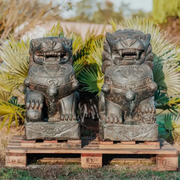 Paire de 2 lions chien Fu en pierre naturelle noir antique 75cm