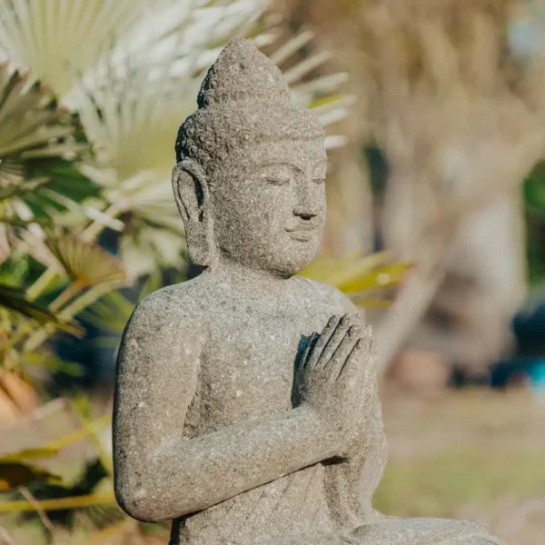 Grande statue de Bouddha en pierre volcanique naturelle Namaste 75cm – Image 2