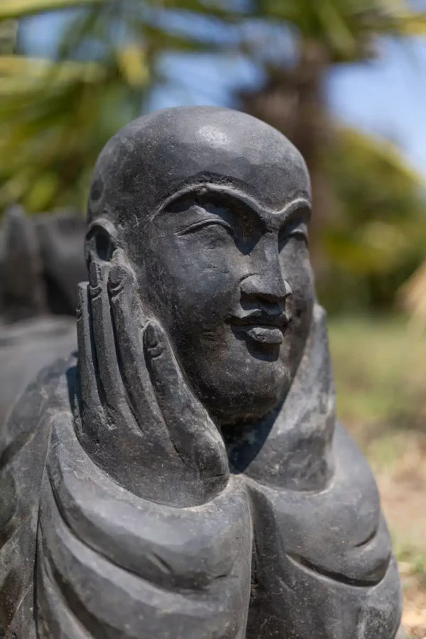 Statue de jardin moine Shaolin allongé en pierre noir 63cm – Image 2