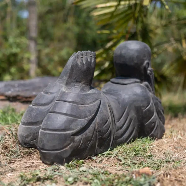 Statue de jardin moine Shaolin allongé en pierre noir 63cm – Image 3
