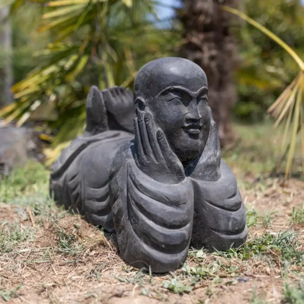 Statue de jardin moine Shaolin allongé en pierre noir 63cm
