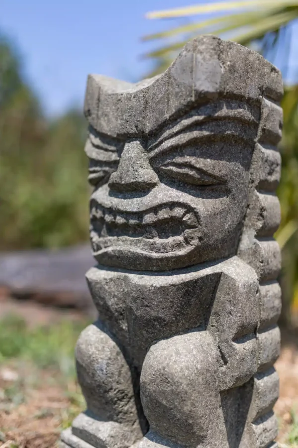 Statue tiki en pierre volcanique naturelle de 50cm, jardin extérieur, Polynésie – Warrior – Image 3