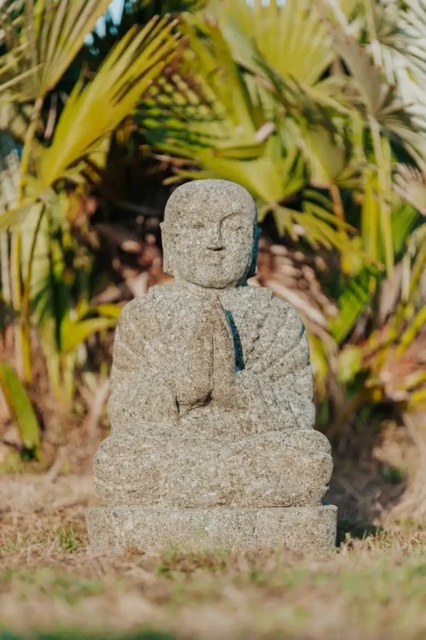Statue de moine Shaolin assis en pierre naturelle 50cm – Image 3