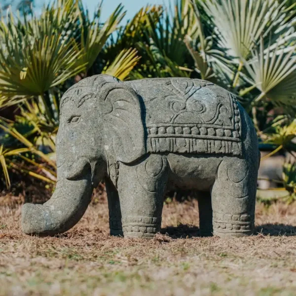 Statue éléphant indien en pierre volcanique longueur 85cm