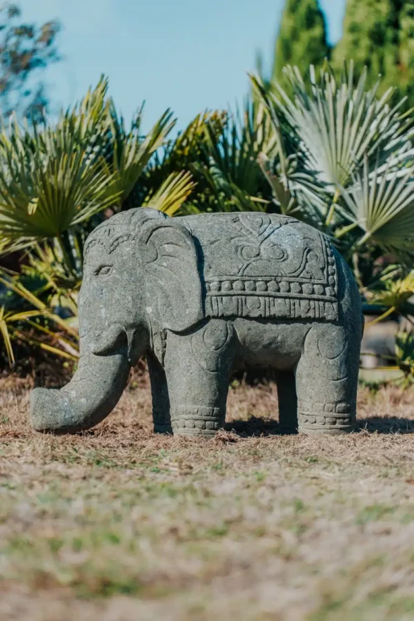 Statue éléphant indien en pierre volcanique longueur 85cm – Image 3