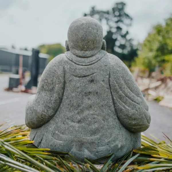Statue gros bouddha assis rieur en pierre volcanique naturelle 75 cm – Image 4