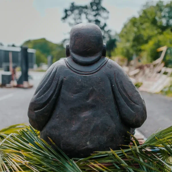 Statue gros Bouddha assis rieur en pierre volcanique noir antique 75 cm – Image 4