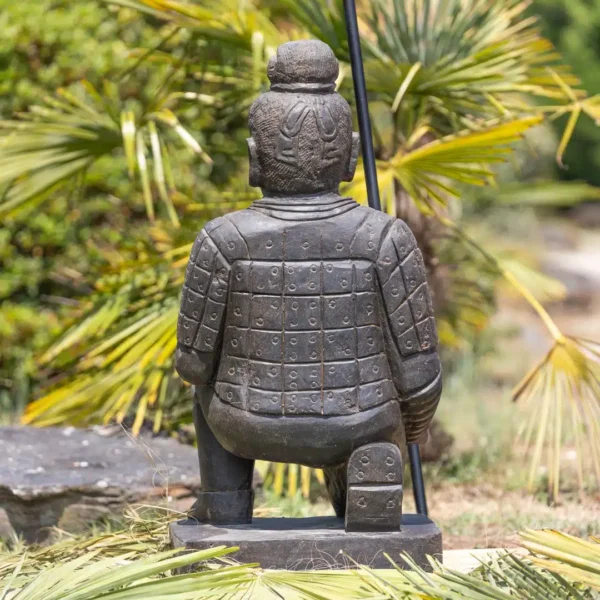 Statue de Guerrier Chinois Xian à Genoux en Pierre Naturelle Noir Antique 102cm – Image 3
