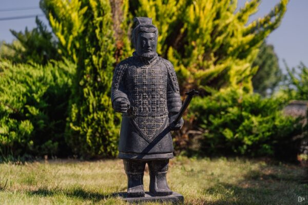 Statue de Guerrier Chinois Xian à Genoux en Pierre Naturelle Noir Antique 102cm – Image 4