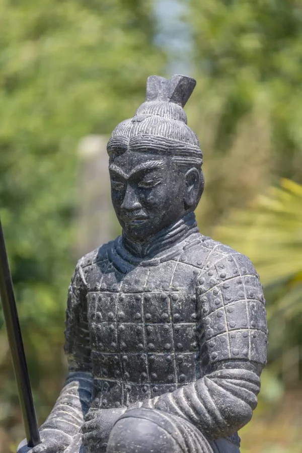 Statue de Guerrier Chinois Xian à Genoux avec Lance Noir Antique 102cm – Image 2