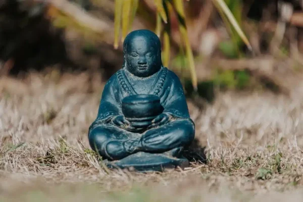 Statue moine de la sagesse Shaolin assis pot pour bougie noir antique 20cm – Image 4