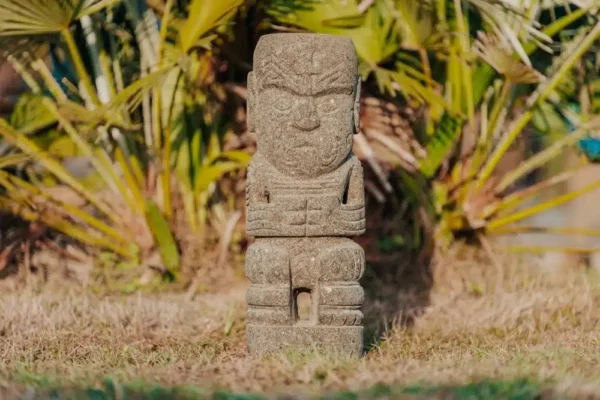 Statue tiki Polynésie en pierre volcanique 50cm – Vaira – Image 5