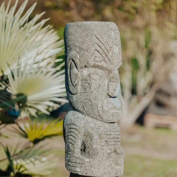 Totem tiki de Polynésie en pierre volcanique 100cm – Vaira – Image 2
