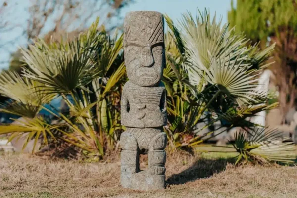 Totem tiki de Polynésie en pierre volcanique 100cm – Vaira – Image 5