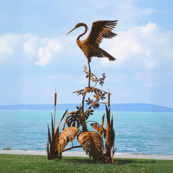 Sculpture héron cigogne sur végétaux en métal aspect rouillé (St37) 218 cm