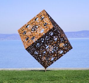 Œuvre d’art cube en acier (St37) placée sur un coin pour jardin H 170 cm