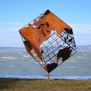 Œuvre d’art Dé monde en acier inoxydable placée sur un coin pour jardin ou parc H 170 cm.