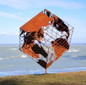 Œuvre d’art Dé Monde en acier (St37) placée sur un coin pour jardin H 170 cm