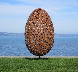 Sculpture de jardin en acier (St37) œuf abstrait. Hauteur 130 cm