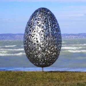 Sculpture d’œuf pour jardin en acier inoxydable hauteur 130 cm.