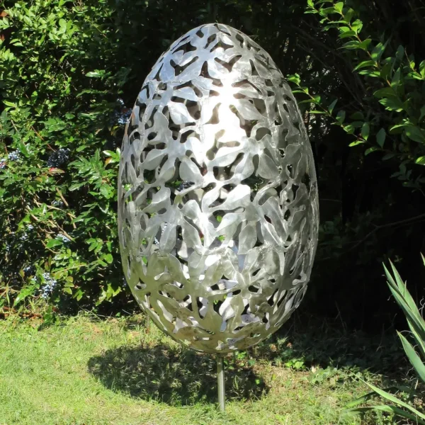 Sculpture de jardin en acier inoxydable œuf abstrait. Hauteur 84 cm