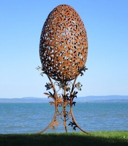 Sculpture d’œuf Fabergé pour jardin et parc en acier (St37 Corten), hauteur 200 cm.