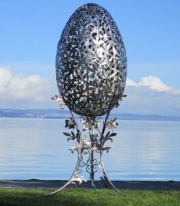 Sculpture d’œuf Fabergé pour jardin et parc en acier inoxydable hauteur 200 cm