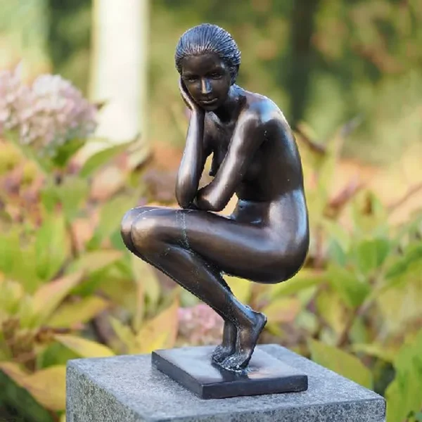 Statue de femme en bronze Emie - moderne